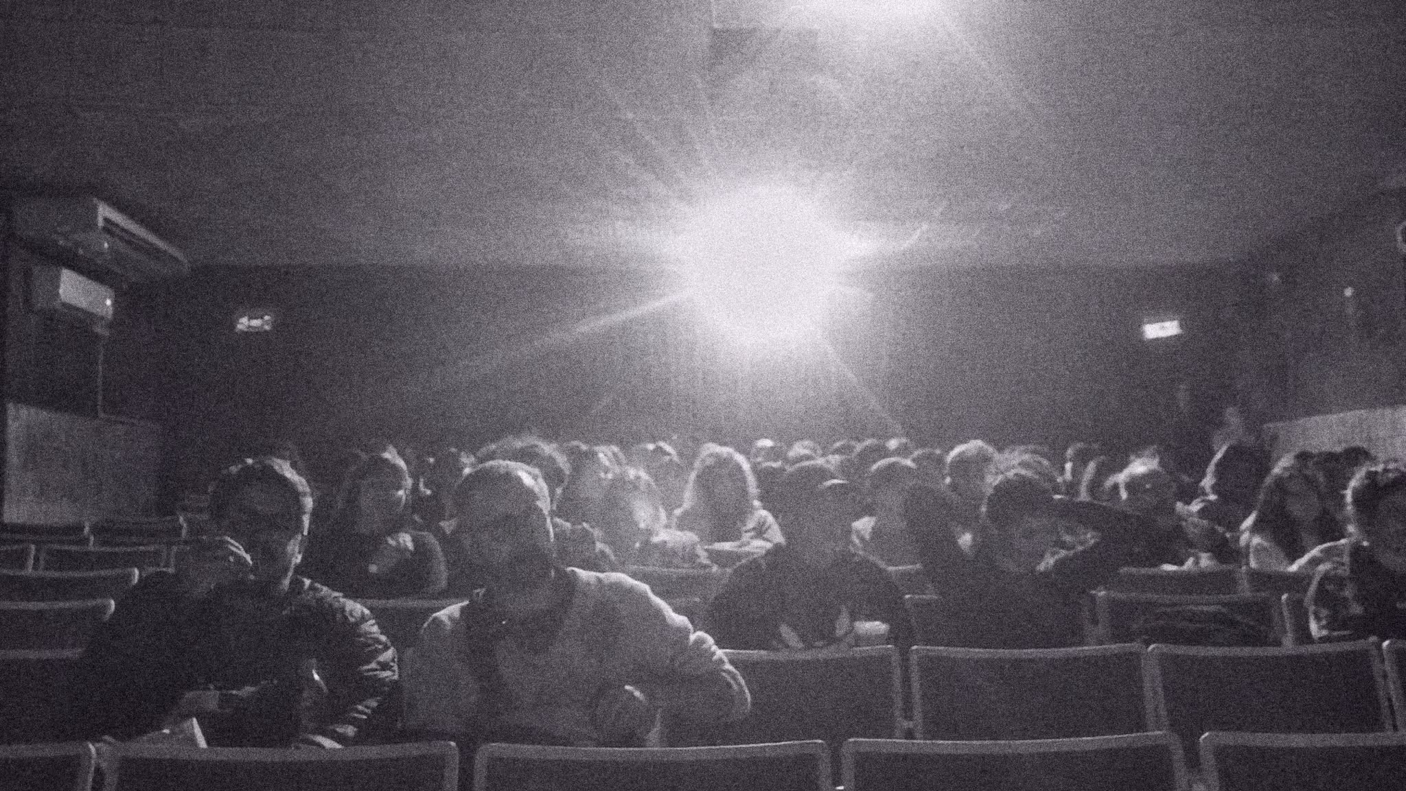 Sala llena durante una función en el Cine Universitario